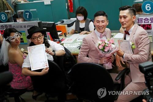결혼신고를 마친 대만 동성 커플들로이터 연합뉴스